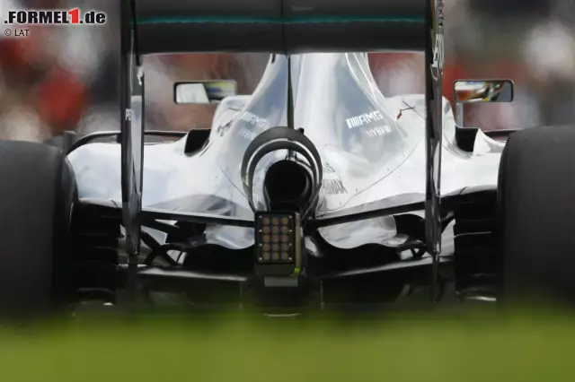 Foto zur News: Mercedes hat den Grund für den Motorschaden von Lewis Hamilton gefunden: Übeltäter war ein festgeriebenes Kurbelwellenlager. Konsequenz: Mercedes fährt in Suzuka mit einem dickflüssigeren Motoröl, das besser schmiert, und verzichtet auf den aggressivsten Motorenmodus ("Strat 5"). Das kostet pro Runde eine Zehntelsekunde.