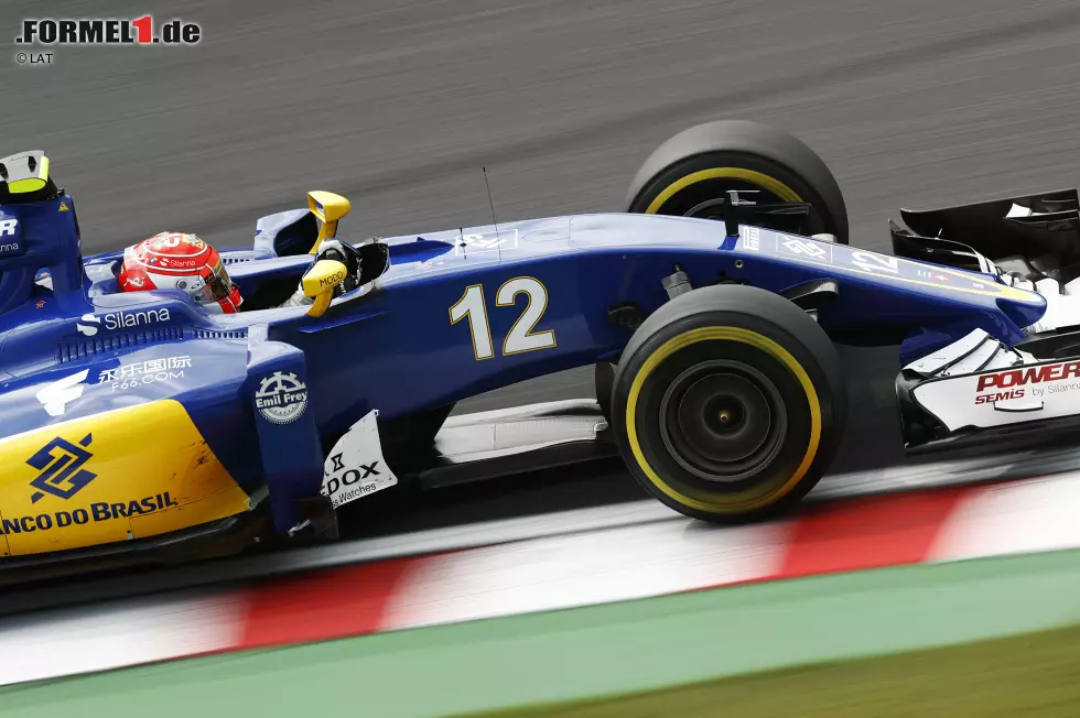 Foto zur News: Das Sauber-Team entwickelt seit dem Longbow-Einstieg konsequent weiter. In Suzuka sind Unterboden-Endkanten, Barge-Boards und Splitter neu. Den größten Effekt versprechen sich die Schweizer vom neuen Unterboden. Die nach oben gebogenen Kanten sollen den Anpressdruck erhöhen.