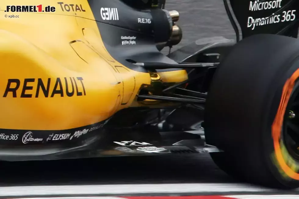 Mit neuen Schlitzen im Unterboden, unmittelbar vor den Hinterrädern, möchte Renault ein stabileres Fahrverhalten erreichen. Teilweise gelingt das auch. Außerdem zielt die Lösung darauf ab, den eigentlich verbotenen "Blown"-Effekt des Diffusors auf legale Weise zumindest im Ansatz zu rekonstruieren. Foto zur News: Mit neuen Schlitzen im Unterboden, unmittelbar vor den Hinterrädern, möchte Renault ein stabileres Fahrverhalten erreichen. Teilweise gelingt das auch. Außerdem zielt die Lösung darauf ab, den eigentlich verbotenen "Blown"-Effekt des Diffusors auf legale Weise zumindest im Ansatz zu rekonstruieren.