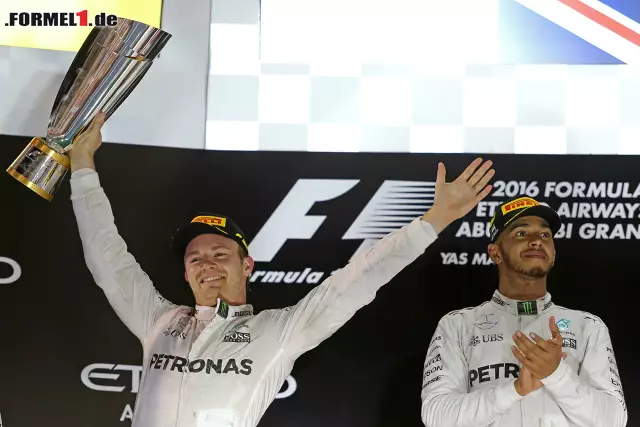 Zehn Siege haben für Lewis Hamilton nicht ausgereicht. Obwohl der Brite eine zweistellige Anzahl an Siegen holt, geht der WM-Titel an Teamkollege Nico Rosberg mit neun Erfolgen. Dass ein Fahrer die meisten Saisonsiege holt, am Ende aber ohne Titel dasteht, gab es in der Geschichte öfter: Wir zeigen euch die Fälle... Foto zur News: Zehn Siege haben für Lewis Hamilton nicht ausgereicht. Obwohl der Brite eine zweistellige Anzahl an Siegen holt, geht der WM-Titel an Teamkollege Nico Rosberg mit neun Erfolgen. Dass ein Fahrer die meisten Saisonsiege holt, am Ende aber ohne Titel dasteht, gab es in der Geschichte öfter: Wir zeigen euch die Fälle...
