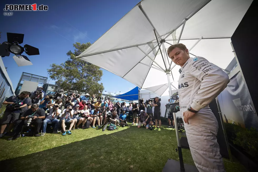 Medienprofi durch und durch: Nico Rosberg (Mercedes, #6) tut genau das, was die Fotografen von ihm wollen. Foto zur News: Medienprofi durch und durch: Nico Rosberg (Mercedes, #6) tut genau das, was die Fotografen von ihm wollen.