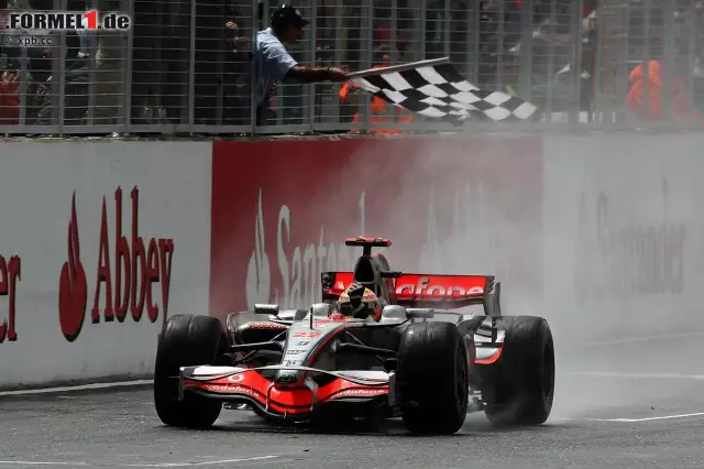 An diesem Wochenende nehmen fünf Fahrer, die den Großen Preis von Großbritannienbereits gewonnen haben. Lewis Hamilton kommt auf drei Siege (2008, 2014 und 2015), Fernando Alonso auf zwei (2006 und 2011). Jeweils einmal gewonnen haben Nico Rosberg (2013), Sebastian Vettel (2009) und Kimi Räikkönen (2007). Foto zur News: An diesem Wochenende nehmen fünf Fahrer, die den Großen Preis von Großbritannienbereits gewonnen haben. Lewis Hamilton kommt auf drei Siege (2008, 2014 und 2015), Fernando Alonso auf zwei (2006 und 2011). Jeweils einmal gewonnen haben Nico Rosberg (2013), Sebastian Vettel (2009) und Kimi Räikkönen (2007).