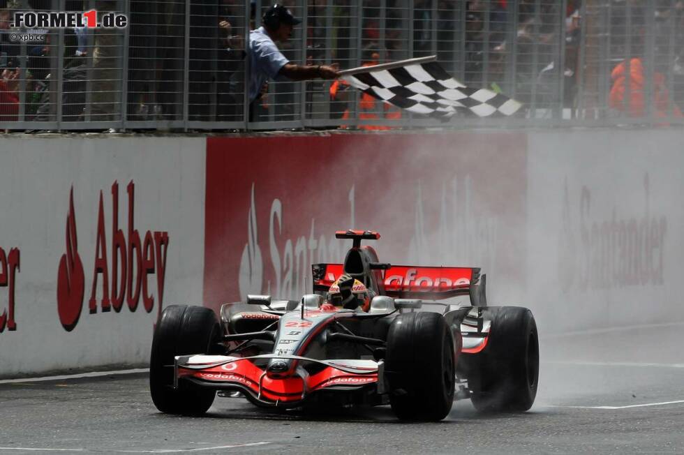 Foto zur News: An diesem Wochenende nehmen fünf Fahrer, die den Großen Preis von Großbritannienbereits gewonnen haben. Lewis Hamilton kommt auf drei Siege (2008, 2014 und 2015), Fernando Alonso auf zwei (2006 und 2011). Jeweils einmal gewonnen haben Nico Rosberg (2013), Sebastian Vettel (2009) und Kimi Räikkönen (2007).