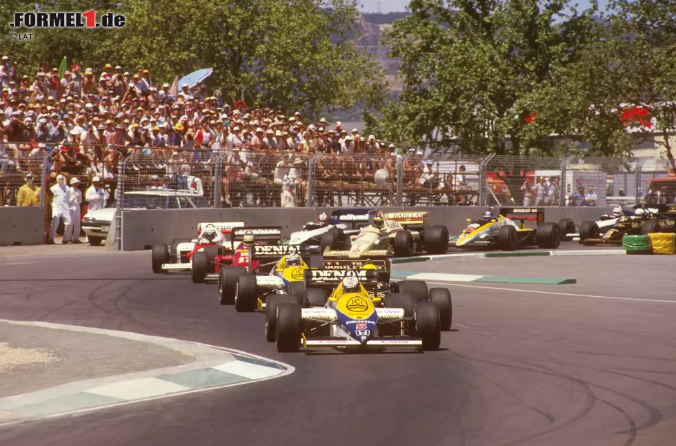 Foto zur News: In Adelaide war das Formel-1-Rennen von Australien stets das Saisonfinale, seit der Grand Prix aber nach Melbourne gezogen ist, stellt man traditionell den Saisonauftakt. Nur zweimal seit dem Debüt des Albert Parks 1996 fand die Saisoneröffnung an einem anderen Ort statt: 2006 und 2010, als die Formel 1 zunächst in Bahrain gastierte.