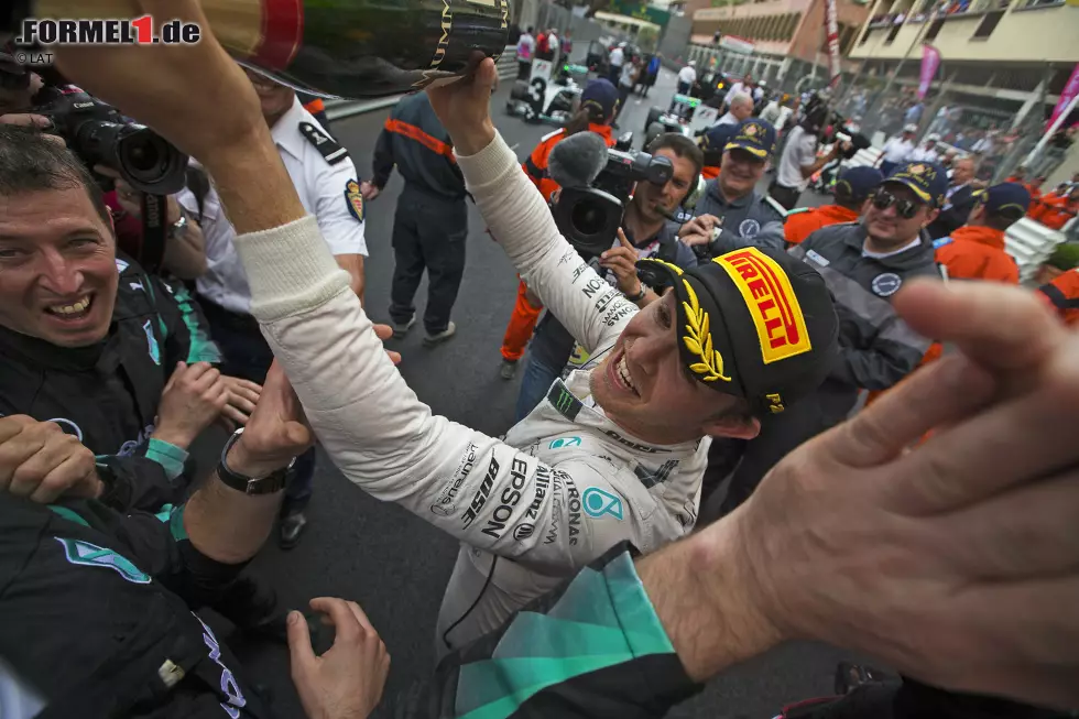 Foto zur News: Nico Rosberg hat die vergangenen drei Monaco-Grands-Prix gewonnen und tat es Stirling Moss und Jackie Stewart gleich. Häufiger erfolgreich waren Alain Prost mit vier Siegen sowie Michael Schumacher und Graham Hill mit je fünf Erfolgen. Und natürlich der König des Fürstentums: Ayrton Senna, der sechsmal gewann, davon fünfmal in Serie.