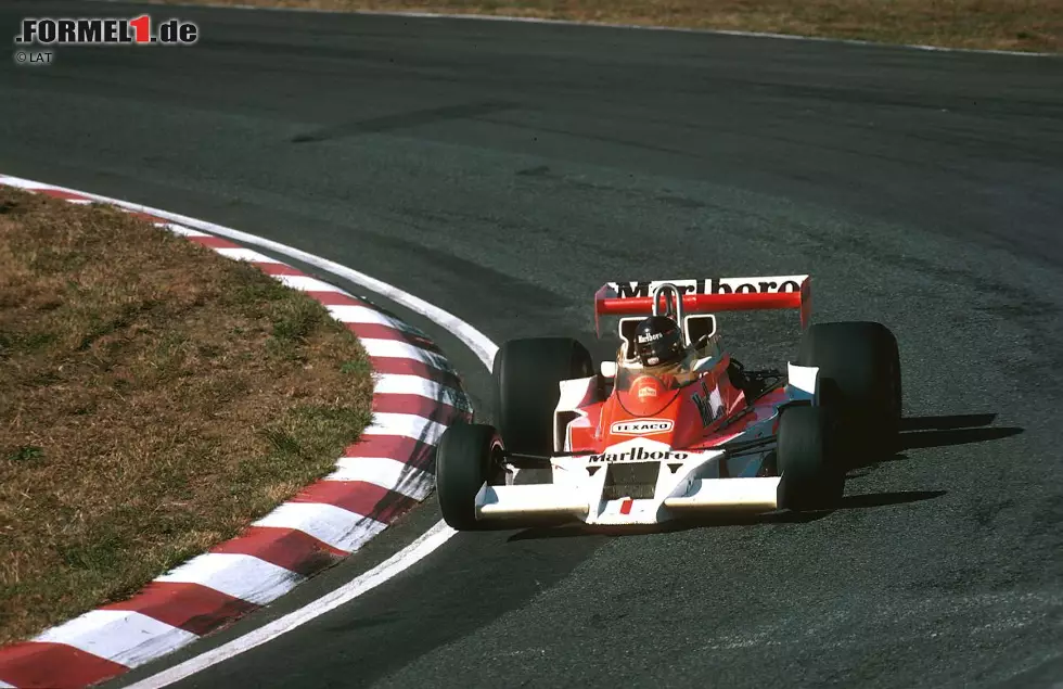 McLaren ist mit neun Siegen der erfolgreichste Hersteller beim Großen Preis von Japan. In Suzuka liegt McLaren mit Ferrari jedoch gleichauf: Beide verzeichneten hier insgesamt sieben Siege. In Fuji gewannen die Briten 1987 durch James Hunt und 2007 durch Lewis Hamilton. Foto zur News: McLaren ist mit neun Siegen der erfolgreichste Hersteller beim Großen Preis von Japan. In Suzuka liegt McLaren mit Ferrari jedoch gleichauf: Beide verzeichneten hier insgesamt sieben Siege. In Fuji gewannen die Briten 1987 durch James Hunt und 2007 durch Lewis Hamilton.
