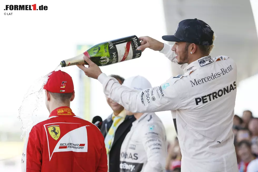 Lewis Hamilton fuhr in Fuji 2007 auf Platz eins sowie 2014-5 in Suzuka. Sebastian Vettel jubelte in den Jahren 2009-10 und 2010-13. Jenson Button einziger Japan-Sieg datiert auf das Jahr 2011. Foto zur News: Lewis Hamilton fuhr in Fuji 2007 auf Platz eins sowie 2014-5 in Suzuka. Sebastian Vettel jubelte in den Jahren 2009-10 und 2010-13. Jenson Button einziger Japan-Sieg datiert auf das Jahr 2011.
