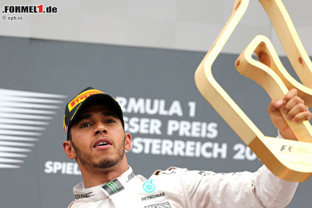 Lewis Hamilton gewinnt 2016 endlich den Grand Prix von Österreich, wird auf dem Podium aber gnadenlos ausgebuht. Im Gegensatz zu 2001 (Schumacher vor Barrichello) ist diesmal keine Stallorder daran schuld. Vielmehr nehmen ihm die Fans die Kollision mit Teamkollege Nico Rosberg in der letzten Runde übel. Lewis Hamilton gewinnt 2016 endlich den Grand Prix von Österreich, wird auf dem Podium aber gnadenlos ausgebuht. Im Gegensatz zu 2001 (Schumacher vor Barrichello) ist diesmal keine Stallorder daran schuld. Vielmehr nehmen ihm die Fans die Kollision mit Teamkollege Nico Rosberg in der letzten Runde übel.