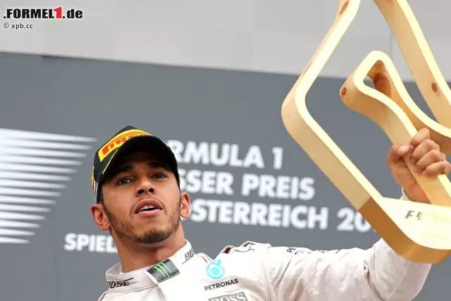 Foto zur News: Lewis Hamilton gewinnt 2016 endlich den Grand Prix von Österreich, wird auf dem Podium aber gnadenlos ausgebuht. Im Gegensatz zu 2001 (Schumacher vor Barrichello) ist diesmal keine Stallorder daran schuld. Vielmehr nehmen ihm die Fans die Kollision mit Teamkollege Nico Rosberg in der letzten Runde übel.