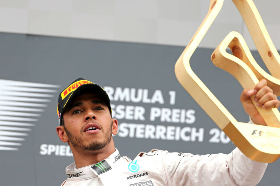 Foto zur News: Lewis Hamilton gewinnt 2016 endlich den Grand Prix von Österreich, wird auf dem Podium aber gnadenlos ausgebuht. Im Gegensatz zu 2001 (Schumacher vor Barrichello) ist diesmal keine Stallorder daran schuld. Vielmehr nehmen ihm die Fans die Kollision mit Teamkollege Nico Rosberg in der letzten Runde übel.