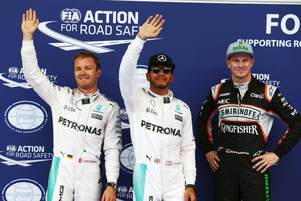 Foto zur News: Nach Regen-Q3 sind die Top 3 happy: Hamilton als Polesetter sowieso. Rosberg, weil sein Auto mit Hilfe der Hamilton-Mechaniker rechtzeitig repariert werden konnte. Und Nico Hülkenberg, weil er den zweiten Startplatz (Rosberg-Strafe) in einer schwierigen Phase seiner Karriere bitter nötig hat. Sensationell auf P3 des Grids: Jenson Button.
