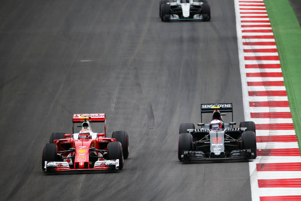 Foto zur News: Bis Kimi Räikkönen in der siebten Runde endlich an Button vorbeikommt, fährt Leader Hamilton 3,6 Sekunden Vorsprung heraus. Und, wie befürchtet: Bei Button und Hülkenberg brechen die Ultrasofts ein. Bei Hamilton nicht. Der Mercedes-Fahrer schafft sagenhafte 24 Runden mit den weichsten Pirelli-Reifen.