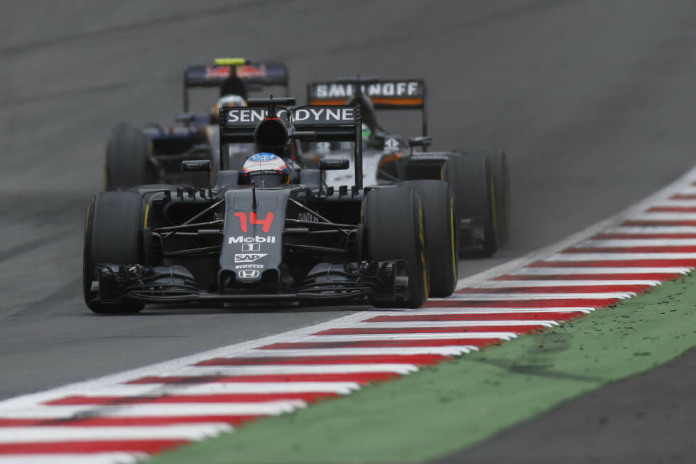 Foto zur News: Die Qualifying-Helden gehen am Sonntag unter: Nach verkorkstem Start und frühem Stopp kassiert Hülkenberg eine Fünf-Sekunden-Strafe wegen Pit-Lane-Speeding. Am Ende vibriert sein Force India so stark, dass er ihn abstellt. Button wird am Ende immerhin Sechster - für McLaren ein ermutigendes Ergebnis.