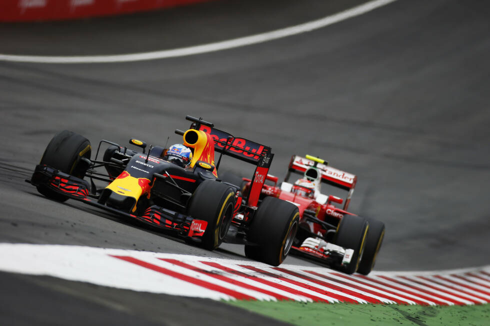 Foto zur News: Räikkönen schnappt sich in der Schlussphase immerhin noch Ricciardo und fährt zunächst einem vermeintlichen vierten Platz entgegen, ...