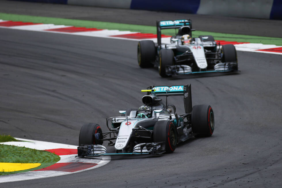 Foto zur News: ... vermeintlich deshalb, weil Hamilton gegen Rosberg noch längst nicht aufsteckt. Was die Zuschauer zunächst nicht sehen können: Bei Rosberg fällt in der vorletzten Runde das elektronische Bremssystem aus. Da ist Hamilton schon in der DRS-Sekunde.