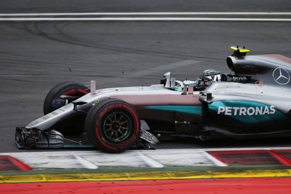 Foto zur News: In der letzten Runde attackiert Hamilton, und weil Rosberg nicht nachgibt, kommt es zur Kollision! Hamilton zieht unter Gelb am beschädigten Rosberg-Mercedes vorbei (legal) und gewinnt. Rosberg rettet sich als Vierter ins Ziel - und bleibt nach Zehn-Sekunden-Strafe (Verursachen einer Kollision) und Verwarnung Vierter.