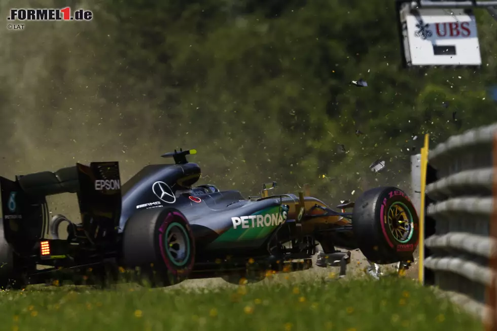 Foto zur News: Dessen Wochenende läuft eigentlich prima, bis er am Samstagmorgen crasht. Das Getriebe des Mercedes ist hinüber und muss gewechselt werden, was Rosberg ein Plus-Fünf-Handicap beschert. Genau wie übrigens auch Sebastian Vettel: Ferrari hat nach Baku Metallspäne im Getriebeöl entdeckt.