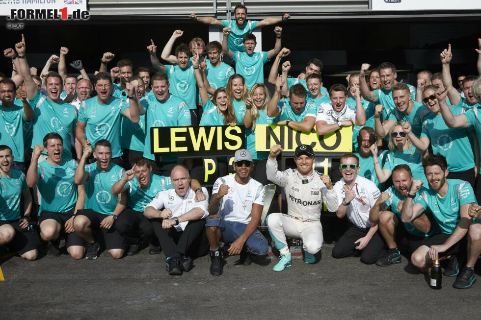 Foto zur News: Nico Rosberg ist wieder auf Kurs: Während Lewis Hamilton drei Motoren- und eine Getriebestrafe kassiert und von ganz hinten starten muss, verwandelt der Deutsche den "Elfmeter" und verkürzt in der WM von 19 auf zehn Punkte. Das ist auch bitter nötig: Spa-Francorchamps ist erst sein zweiter Sieg in neun Rennen!