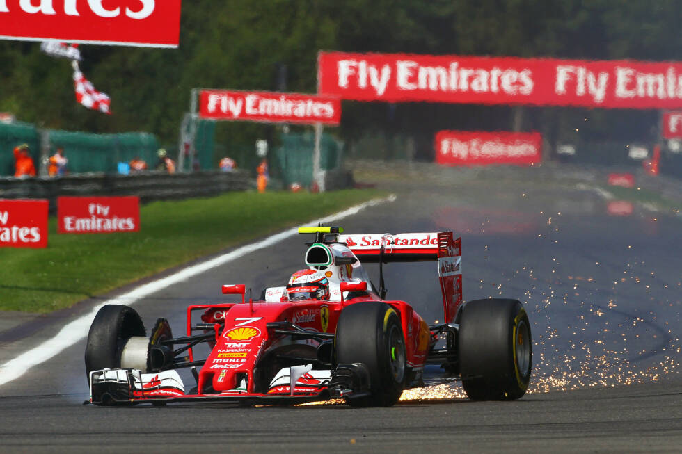 Foto zur News: Die Anfangsphase ist turbulent: Räikkönen humpelt mit Reifenschaden an die Box zurück, wo sich sein Ferrari gleich mal entzündet. Er kann trotzdem weiterfahren.