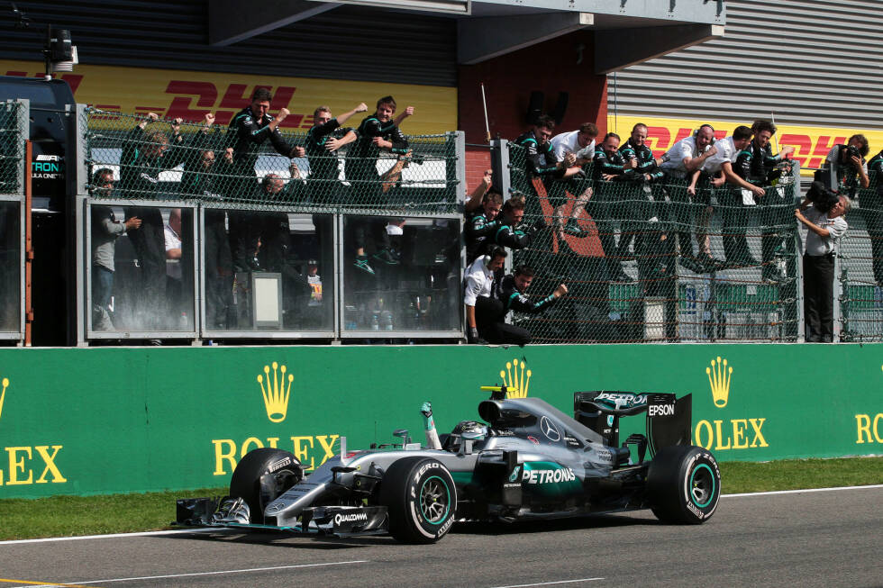 Foto zur News: Rosberg gewinnt am Ende ungefährdet, 14,1 Sekunden vor Ricciardo, 27,6 vor Hamilton. Ricciardo fällt dazu nur ein Wort ein: &quot;Cruising.&quot; Er weiß, dass Mercedes weiterhin unantastbar ist. Insgesamt sehen 17 Fahrer die Zielflagge. Darunter Rookie Ocon, aber nicht Wehrlein: Kollision mit Jenson Button in der ersten Runde.