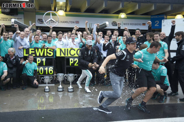 Lewis Hamilton feiert in Brasilien den 52. Grand-Prix-Sieg seiner Karriere und zieht in der ewigen Siegerliste ausgerechnet in Ayrton Sennas Heimat an Alain Prost vorbei. Mit einer dominanten Vorstellung am ganzen Wochenende verkürzt er den Rückstand auf Nico Rosberg vor dem letzten Rennen auf zwölf Punkte. Lewis Hamilton feiert in Brasilien den 52. Grand-Prix-Sieg seiner Karriere und zieht in der ewigen Siegerliste ausgerechnet in Ayrton Sennas Heimat an Alain Prost vorbei. Mit einer dominanten Vorstellung am ganzen Wochenende verkürzt er den Rückstand auf Nico Rosberg vor dem letzten Rennen auf zwölf Punkte.