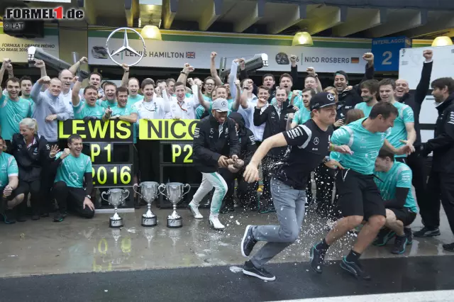 Foto zur News: Lewis Hamilton feiert in Brasilien den 52. Grand-Prix-Sieg seiner Karriere und zieht in der ewigen Siegerliste ausgerechnet in Ayrton Sennas Heimat an Alain Prost vorbei. Mit einer dominanten Vorstellung am ganzen Wochenende verkürzt er den Rückstand auf Nico Rosberg vor dem letzten Rennen auf zwölf Punkte.