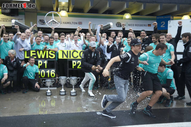Foto zur News: So lief der GP 2016: Lewis Hamilton feiert in Brasilien den 52. Grand-Prix-Sieg seiner Karriere und zieht in der ewigen Siegerliste ausgerechnet in Ayrton Sennas Heimat an Alain Prost vorbei. Mit einer dominanten Vorstellung am ganzen Wochenende verkürzt er den Rückstand auf Nico Rosberg vor dem letzten Rennen auf zwölf Punkte.