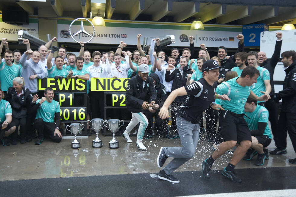 Foto zur News: Lewis Hamilton feiert in Brasilien den 52. Grand-Prix-Sieg seiner Karriere und zieht in der ewigen Siegerliste ausgerechnet in Ayrton Sennas Heimat an Alain Prost vorbei. Mit einer dominanten Vorstellung am ganzen Wochenende verkürzt er den Rückstand auf Nico Rosberg vor dem letzten Rennen auf zwölf Punkte.