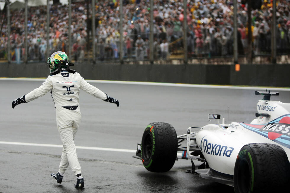 Foto zur News: Nach 46 Runden ist für Lokalmatador Felipe Massa an 16. Stelle liegend Endstation. Der Brasilianer zockt im letzten Heimrennen seiner Karriere mit Intermediates - und fliegt an der gleichen Stelle wie zuvor schon Ericsson ab.