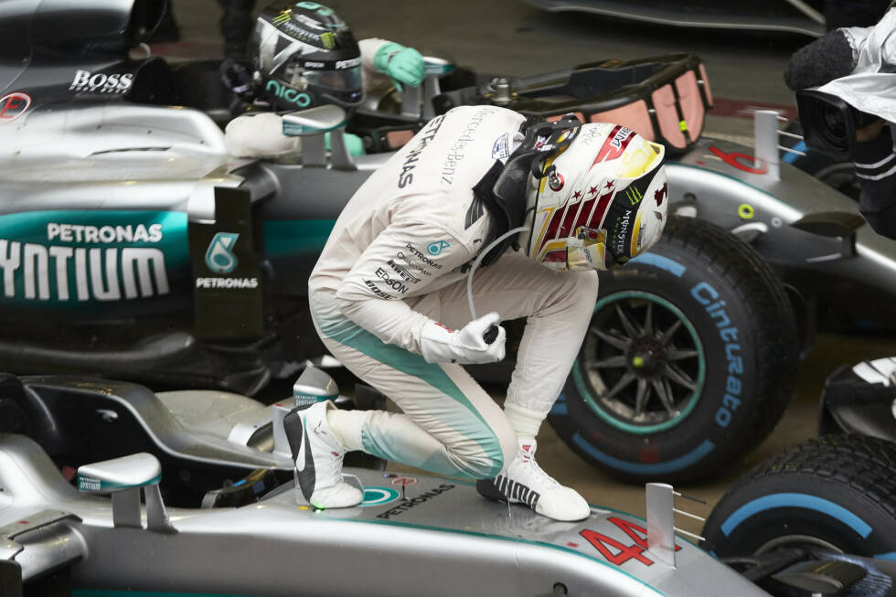 Foto zur News: Mercedes fährt den Doppelsieg sicher nach Hause: 11,5 Sekunden trennen Hamilton und Rosberg auf der Ziellinie - und Podium-Interviewer Martin Brundle ist ganz baff, als ihm Hamilton erzählt, es sei einer seiner leichtesten Siege gewesen. Auch so kann man mit dem Erzrivalen Psychospielchen spielen...