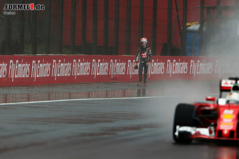 Foto zur News: Die fixe Idee, das Rennen stehend zu starten, erledigt sich, als Romain Grosjean seinen Haas bereits in der Vorstartphase in die Mauer schmettert. Der Sensations-Siebte des Qualifyings schiebt die Schuld zuerst auf den Motor, muss dann aber doch einräumen, die Bedingungen einfach unterschätzt zu haben.