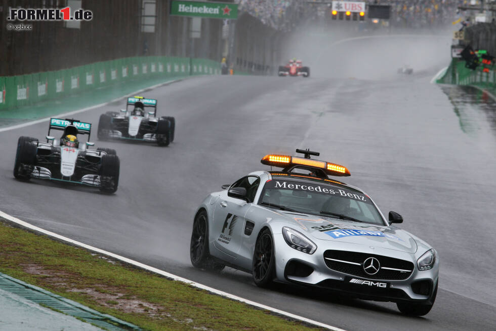 Foto zur News: Sieben Runden lang rollt das Formel-1-Feld zunächst beschaulich hinter dem Safety-Car. Rosberg verschläft den &quot;Restart&quot; gegen Hamilton, der vom ersten Moment an demonstriert: Gegen mich gibt&#039;s heute nix zu holen!