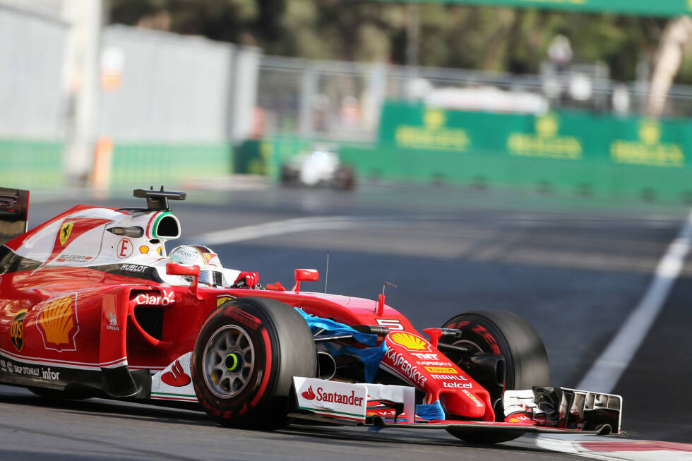 Foto zur News: Vettel schnappte sich Ricciardo in Runde sechs mit einem lockeren DRS-Überholmanöver und eroberte Rang zwei: Nur eine Rochade mit dem auf anderer Strategie fahrenden und bereitwillig den Weg freigebenden Räikkönen sorgte für Action. Und eine aufgesammelte Plastikplane. &quot;Hier ist so viel Dreck, das kann in die Hose gehen&quot;, schimpfte er.