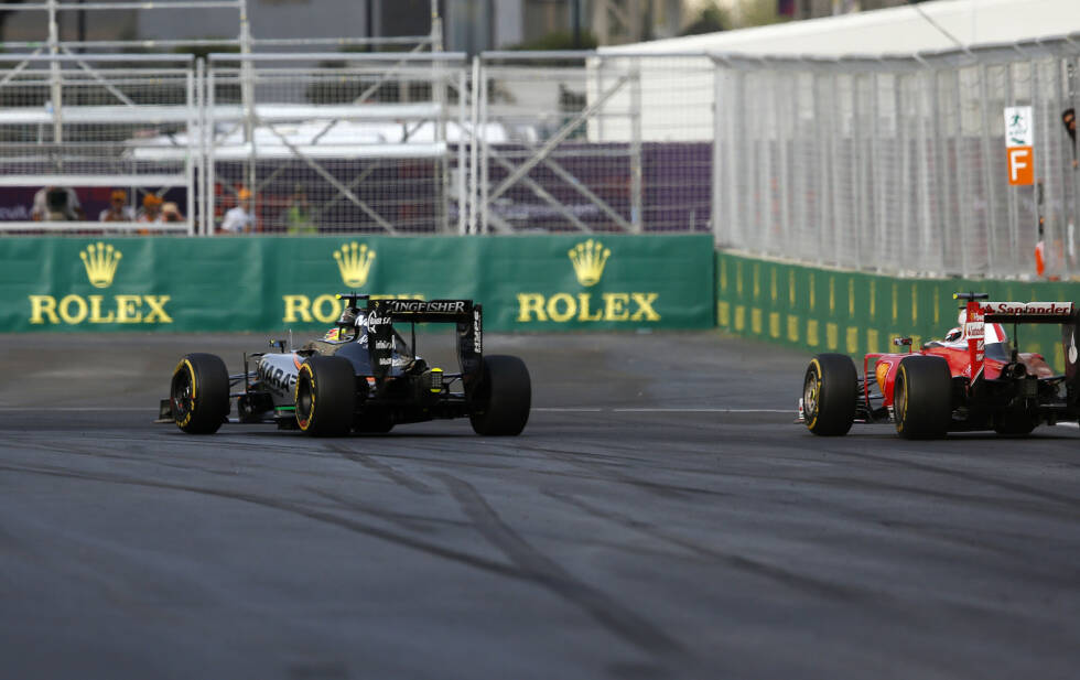 Foto zur News: Perez, der sich am Start von Rang sieben auf fünf geschoben und anschließend Ricciardo kassiert hatte, schob sich mit solider Strategie in der Schlussphase an Räikkönen heran, wusste aber um dessen Sanktion. Trotzdem ließ es sich der Mexikaner nicht nehmen, auch auf der Strecke auf das Podium zu fahren.