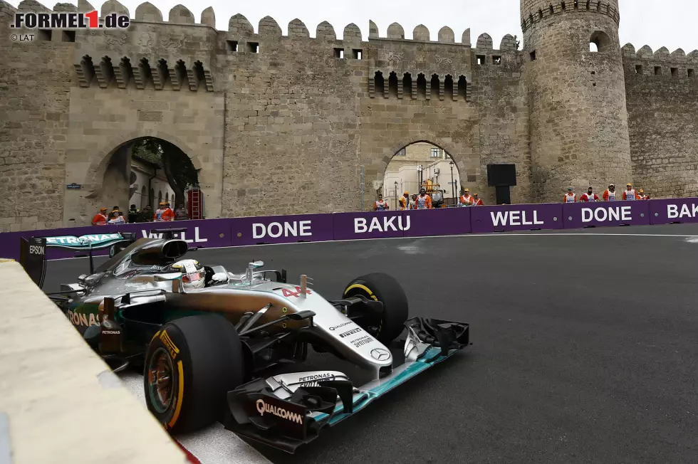 Foto zur News: Lewis Hamilton dominierte derweil die Szenerie und setzte in allen drei Trainingssitzungen Bestzeiten. Es schien kein Weg vorbeizuführen am Weltmeister, doch schon am Samstagvormittag beging er zunehmend Fahrfehler. Und Mercedes begann, die Abstimmung des Silberpfeiles zu verschlimmbessern...