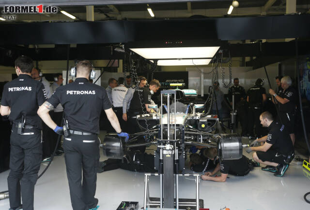 Bei Rosberg ist der Wurm drin: Fünf Tage nach der Kollision in der letzten Runde von Spielberg 2016 verliert er das zweite Freie Training in Silverstone wegen eines Wasserlecks. Der WM-Leader muss das Set-up für Samstag beim Teamkollegen abschauen. Bei Rosberg ist der Wurm drin: Fünf Tage nach der Kollision in der letzten Runde von Spielberg 2016 verliert er das zweite Freie Training in Silverstone wegen eines Wasserlecks. Der WM-Leader muss das Set-up für Samstag beim Teamkollegen abschauen.
