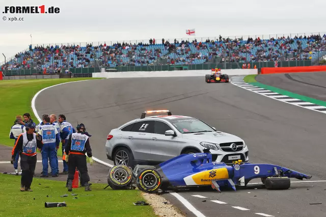 Foto zur News: Riesenglück für Marcus Ericsson: Der Sauber-Pilot crasht am Samstagvormittag schwer, muss ins Krankenhaus, darf aber nach Untersuchung durch die FIA-Ärzte am Sonntagmorgen doch starten. Mit Gnadengesuch wegen des verpassten Qualifyings, aus der Boxengasse. Das Rennen dauert dann nur elf Runden: Elektrikschaden.