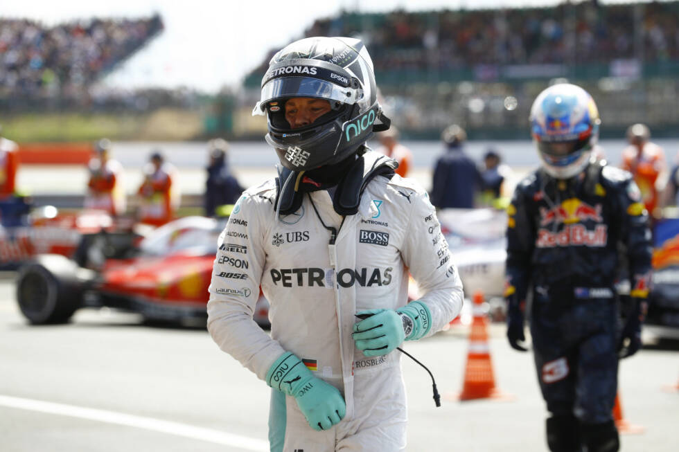 Foto zur News: Nachspiel um Nico Rosberg: Weil Renningenieur Tony Ross am Funk einen Getriebeschaden abwendet, indem er Rosberg instruiert, er möge den siebten Gang vermeiden, greift das umstrittene FIA-Funkverbot. Rosberg hält sich zwar 1,3 Sekunden vor Verstappen, bekommt nachträglich aber zehn Sekunden Strafe.