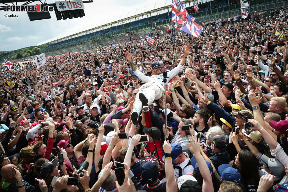 Foto zur News: Lewis Hamilton Superstar: Der Mercedes-Fahrer gewinnt nach 2008, 2014 und 2015 zum vierten Mal in Silverstone - und lässt sich crowdsurfend von 140.000 Zuschauern feiern! Gutes Omen: In jedem Jahr, in dem er sein Heimrennen gewonnen hat, wurde er später auch Weltmeister. Auf Nico Rosberg fehlt nur noch ein Punkt.