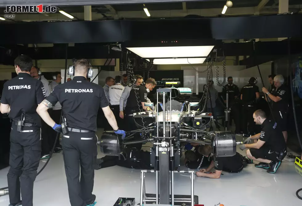 Foto zur News: Bei Rosberg ist der Wurm drin: Fünf Tage nach der Kollision in der letzten Runde von Spielberg 2016 verliert er das zweite Freie Training in Silverstone wegen eines Wasserlecks. Der WM-Leader muss das Set-up für Samstag beim Teamkollegen abschauen.