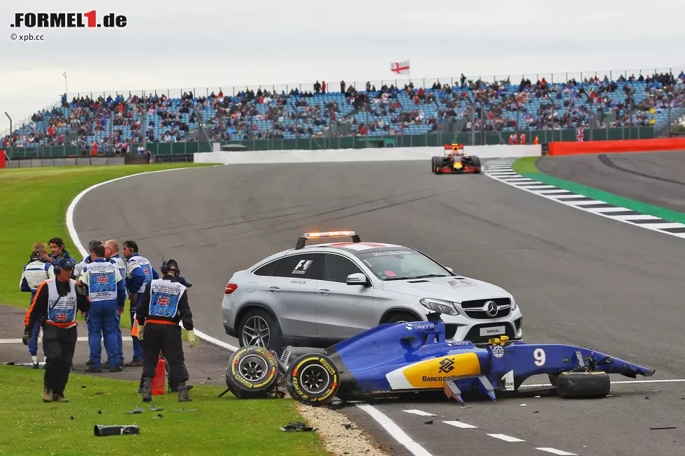 Foto zur News: Riesenglück für Marcus Ericsson: Der Sauber-Pilot crasht am Samstagvormittag schwer, muss ins Krankenhaus, darf aber nach Untersuchung durch die FIA-Ärzte am Sonntagmorgen doch starten. Mit Gnadengesuch wegen des verpassten Qualifyings, aus der Boxengasse. Das Rennen dauert dann nur elf Runden: Elektrikschaden.