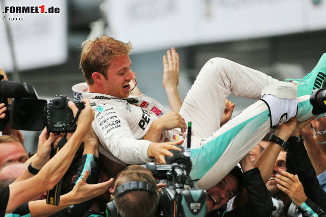 Foto zur News: Endlich! Nico Rosberg gewinnt zum ersten Mal in Monza, stellt nach Saisonsiegen gegen Lewis Hamilton auf 7:6 und kommt in der WM wieder bis auf zwei Punkte heran. Dass er eigentlich das ganze Wochenende der langsamere Mercedes-Fahrer ist, rückt da in den Hintergrund.