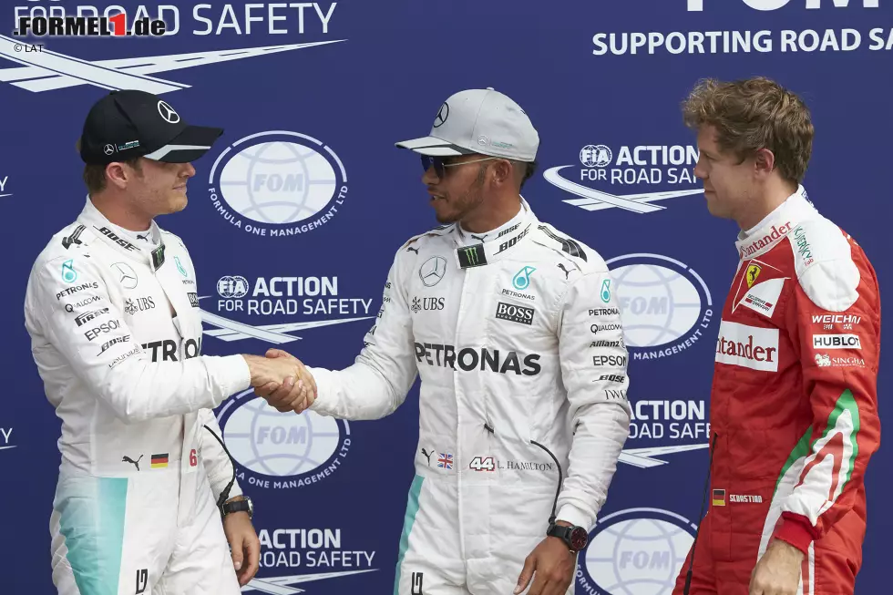 Foto zur News: Besonders tief sitzt der Stachel nach dem Qualifying. Hamilton deklassiert seinen Teamkollegen um eine halbe Sekunde, sodass der nur gratulieren kann: &quot;Lewis war einfach sauschnell.&quot; Ferrari fehlt eine Sekunde auf Mercedes. Immerhin reicht&#039;s dank dreier Motoren-Token für die zweite Startreihe, ...