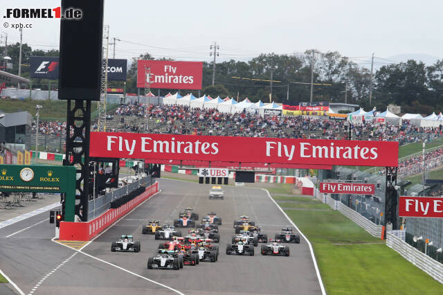 Foto zur News: Der Start entscheidet: Rosberg kommt perfekt weg, führt vor Max Verstappen (Red Bull) und Sergio Perez (Force India), die allesamt auf der trockenen Seite losgefahren sind. Hamilton (8.) und Red-Bull-Pilot Daniel Ricciardo (4.) müssen auf der noch leicht feuchten Seite (vom nächtlichen Regen) Federn lassen. Hamilton funkt: "Sorry, guys!"