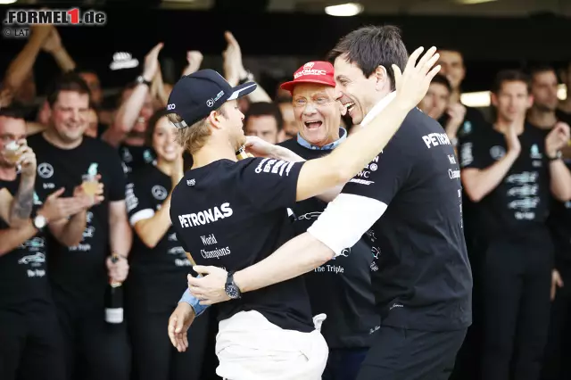 Und Mercedes darf endlich die Weltmeister-T-Shirts auspacken, die man schon für Malaysia gedruckt hat. Nach Hause geht's "im Dreier": Hamilton, Niki Lauda und Toto Wolff teilen sich einen Privatjet. "Sagt's nicht meiner Frau, die würde das nicht so gern hören", entschuldigt Wolff seine Wortwahl. Und Rosberg? Der fliegt lieber Linie... Foto zur News: Und Mercedes darf endlich die Weltmeister-T-Shirts auspacken, die man schon für Malaysia gedruckt hat. Nach Hause geht's "im Dreier": Hamilton, Niki Lauda und Toto Wolff teilen sich einen Privatjet. "Sagt's nicht meiner Frau, die würde das nicht so gern hören", entschuldigt Wolff seine Wortwahl. Und Rosberg? Der fliegt lieber Linie...