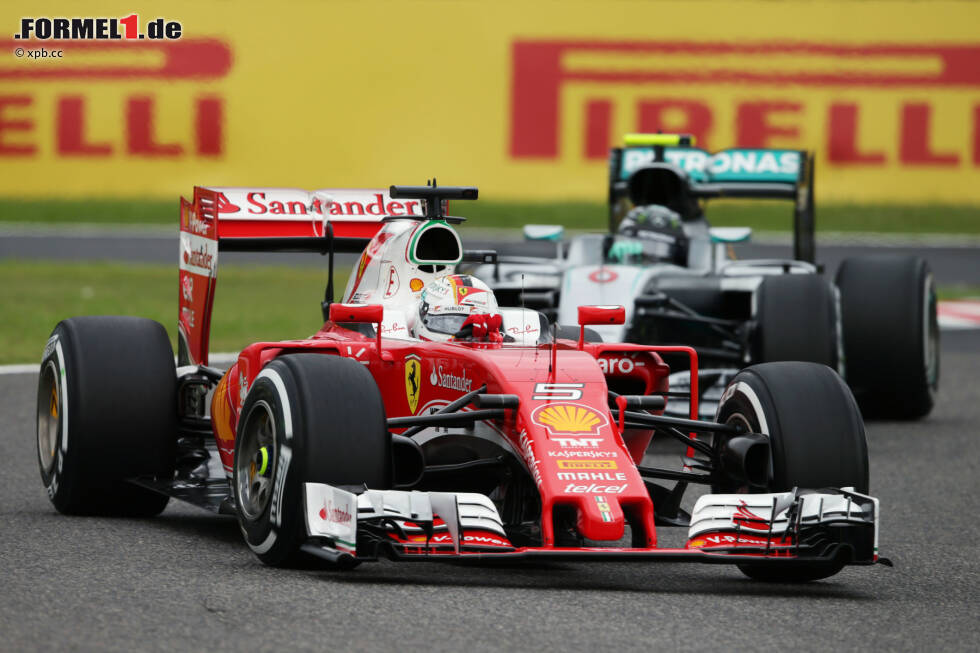 Foto zur News: Ferrari ist im Qualifying (Rosberg holt Pole, 0,013 Sekunden vor Hamilton) dank einiger Updates gut unterwegs, fährt auf die Positionen drei (Kimi Räikkönen) und vier (Sebastian Vettel). Aber Vettel wird wegen der Startkollision in Malaysia auf P6 versetzt, Räikkönen wegen eines Getriebewechsels erst am Sonntagmorgen auf P8.