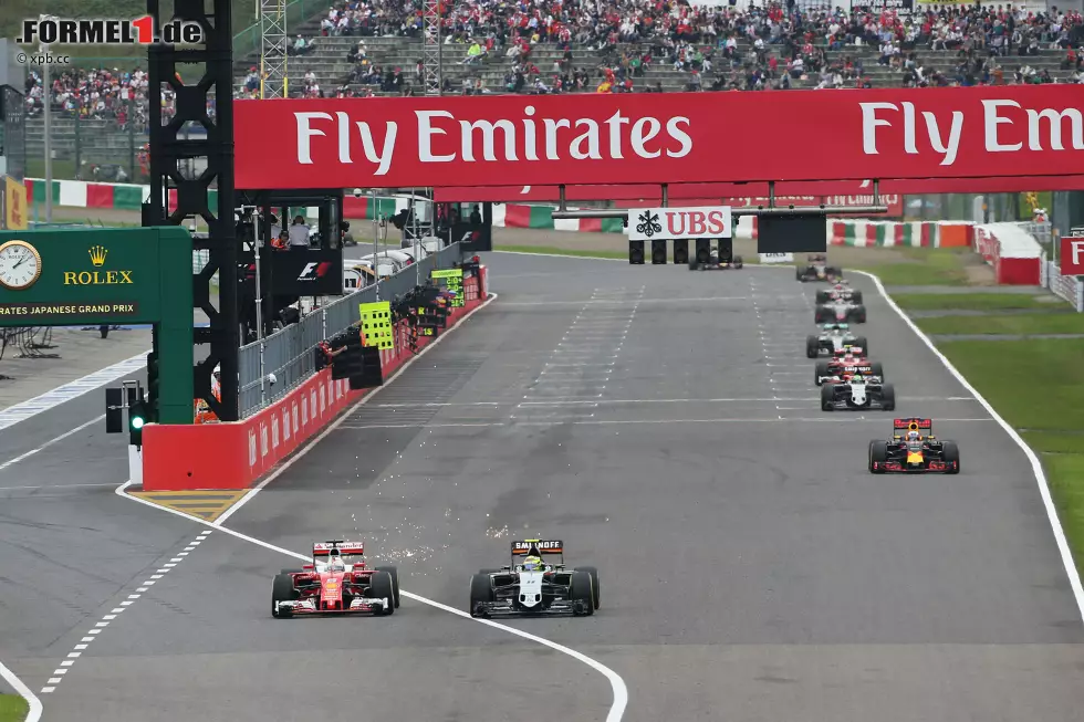 Foto zur News: Perez kann sich nicht lange auf Podiumskurs halten: Bereits in der dritten Runde, gleich auf den ersten Metern nach der Freigabe von DRS, geht Vettel mühelos an ihm vorbei.