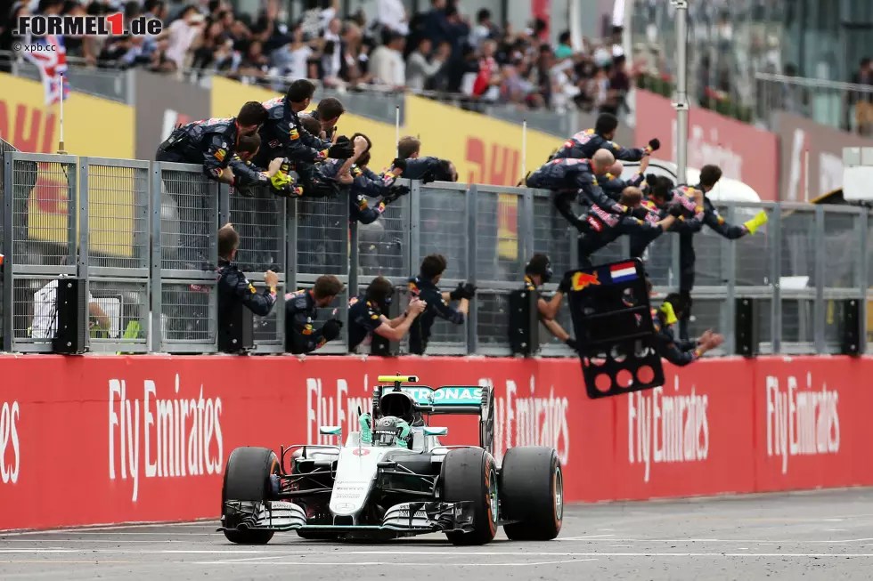 Rosberg juckt das alles nicht: Er gewinnt den erst siebten Grand Prix der Formel-1-Geschichte, bei dem alle gestarteten Autos ins Ziel kommen, souverän mit 5,0 Sekunden Vorsprung auf Verstappen. Noch nie zuvor ist ein Fahrer mit neun Saisonsiegen nicht Weltmeister geworden. Jetzt reichen schon zweite Plätze zum Titelgewinn. Foto zur News: Rosberg juckt das alles nicht: Er gewinnt den erst siebten Grand Prix der Formel-1-Geschichte, bei dem alle gestarteten Autos ins Ziel kommen, souverän mit 5,0 Sekunden Vorsprung auf Verstappen. Noch nie zuvor ist ein Fahrer mit neun Saisonsiegen nicht Weltmeister geworden. Jetzt reichen schon zweite Plätze zum Titelgewinn.