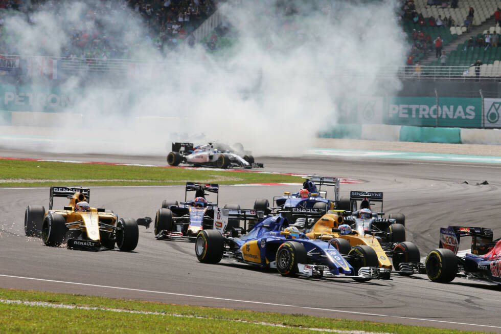 Foto zur News: Auch weiter hinten scheppert&#039;s: Daniil Kwjat schiebt Magnussens Renault von hinten an, der rutscht daraufhin in den Haas von Esteban Gutierrez. Die großen Start-Gewinner sind Esteban Ocon (Manor) und Fernando Alonso (McLaren), die je zehn Positionen gutmachen.
