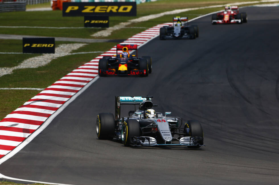 Foto zur News: Die starken Verstappen-Longruns haben es schon am Freitag angedeutet: Hamilton hat Mühe, sich von Verfolger Ricciardo zu lösen. Es dauert bis in die sechste Runde, ehe er den Australier erstmals aus der DRS-Sekunde abschütteln kann. Verstappen wiederum knackt relativ rasch Sergio Perez und Kimi Räikkönen.